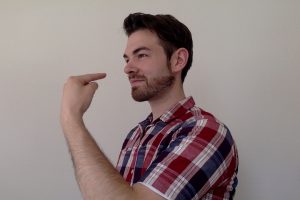 日本人は鼻を指します。でもアメリカ人は？