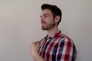 アメリカ人は胸を指します。