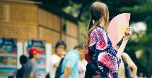 場所にもよるのですが、観光地はとても話しやすい場所です。 そこにいる外国人は、新しいことを経験したい気分になっているので話しやすいです。